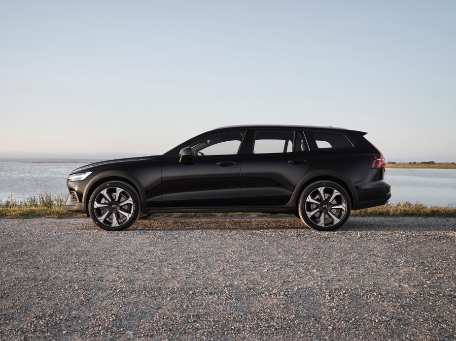 2023 Volvo V60 Cross Country Black