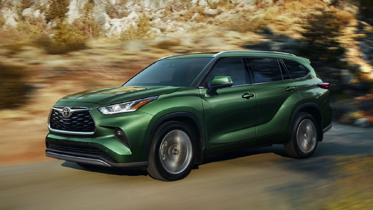 Front angle view of green 2023 Toyota Higlander Hybrid midsize SUV