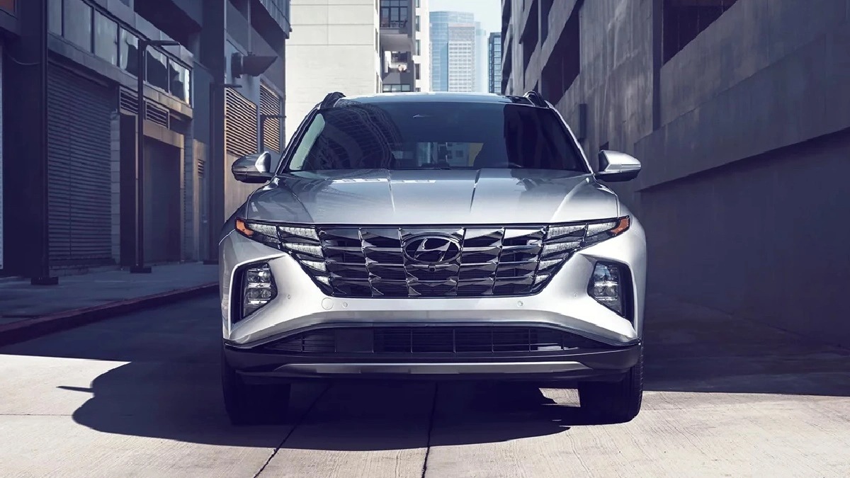 Front angle view of silver 2023 Hyundai Tucson Hybrid crossover SUV. The 2023 AWD Hyundai Tucson has a lot of good qualities.