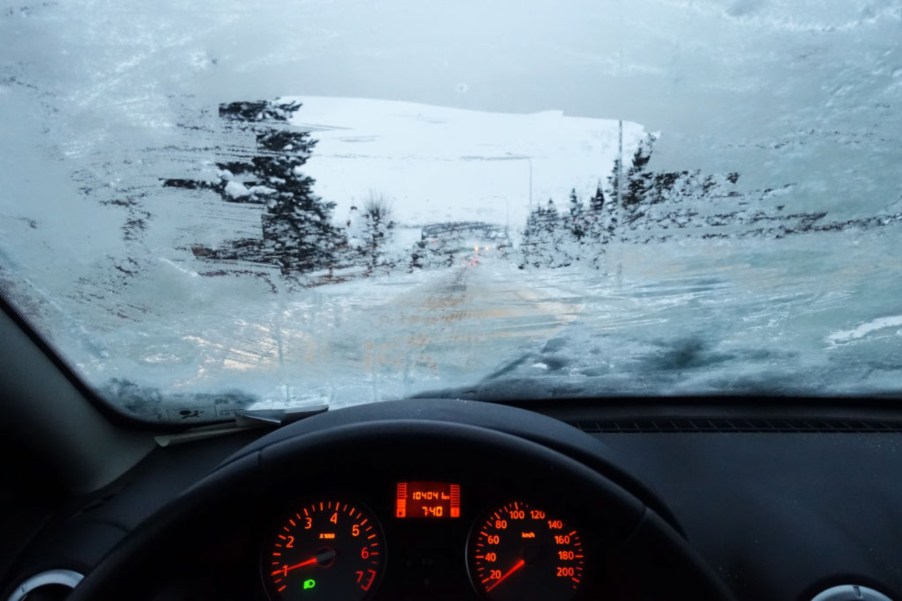 Ways to defrost your windshield in the winter without using your car's defrosters