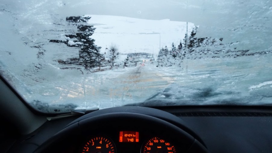 Ways to defrost your windshield in the winter without using your car's defrosters