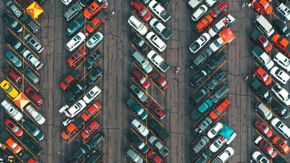 Many vehicles in a parking lot, showing tips and tricks to find your car if you forget where it's parked