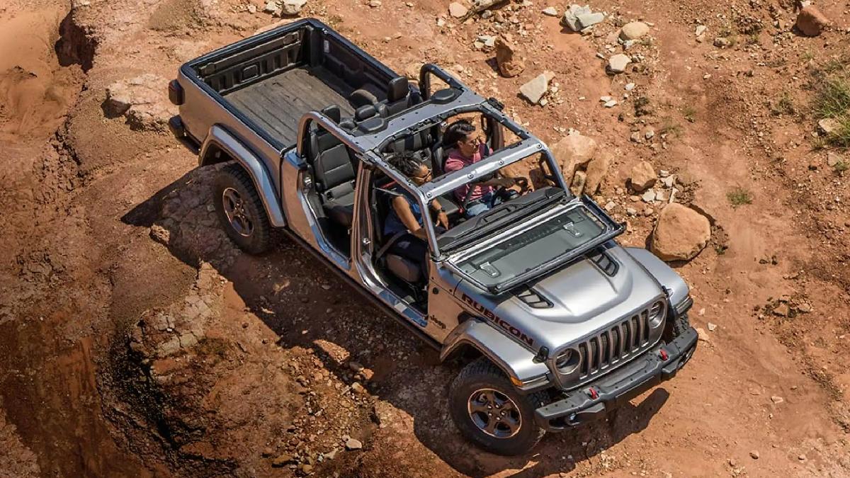 2023 Jeep Gladiator windshields are breaking spontaneously, a new class-action lawsuit claims