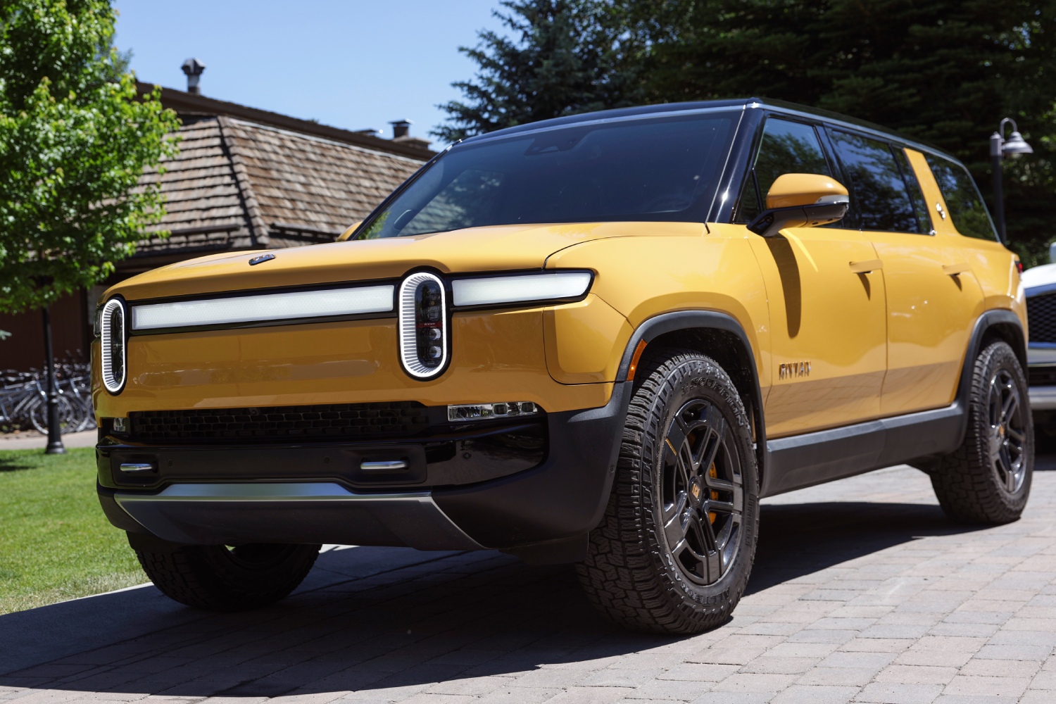 This Rivian R1S is one of the quickest luxury SUVs for 2023
