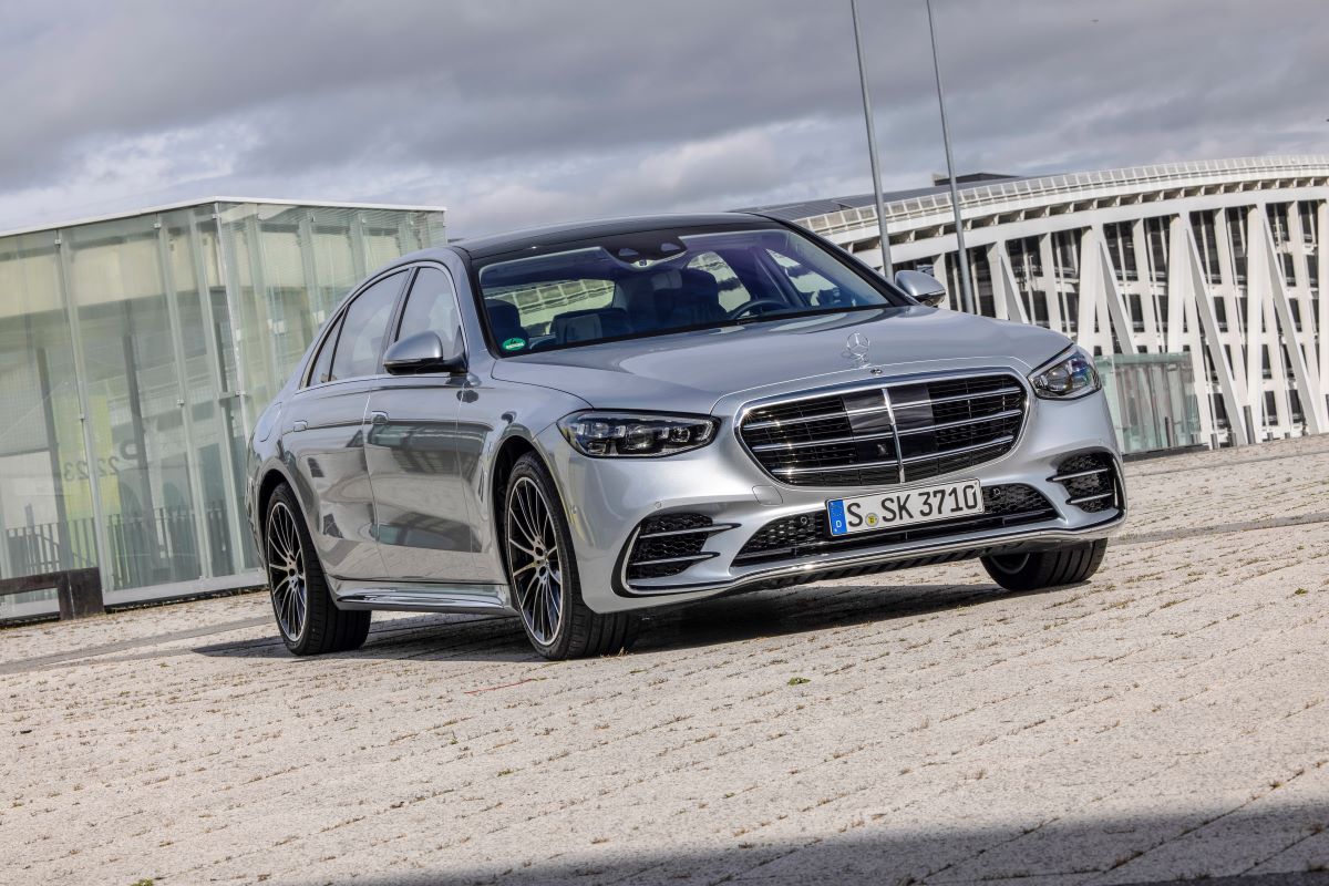 Is the 2023 Mercedes-Benz S500 a better can than the 2023 Genesis G90?