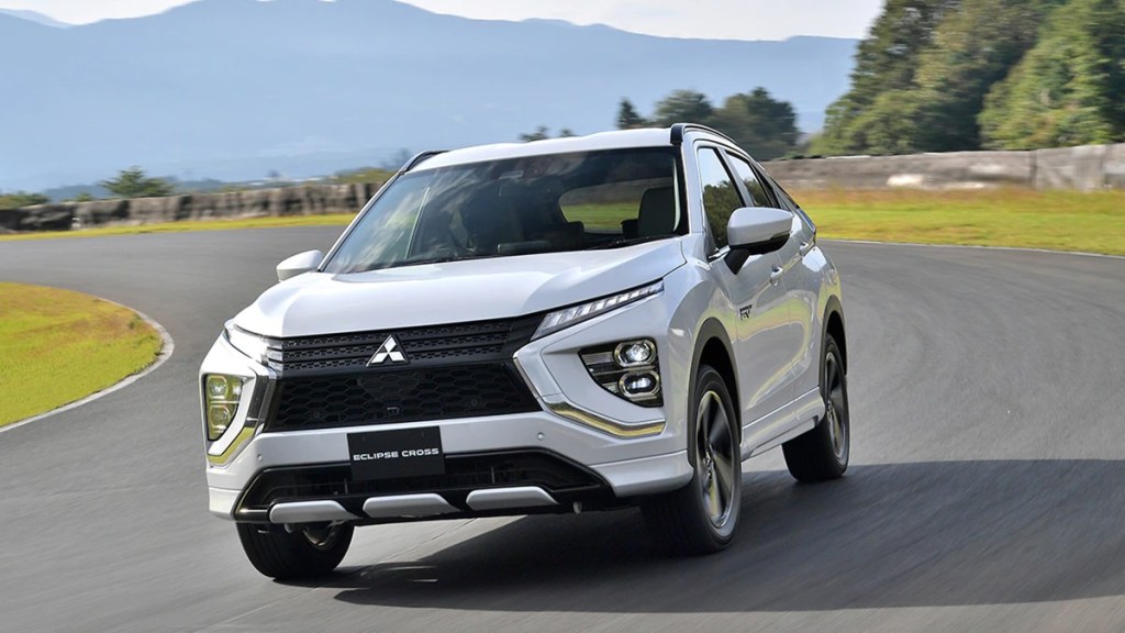 2023 Mitsubishi Eclipse Cross on a Testing Track - This is one of the most unsafe SUVs for rear-seat passengers