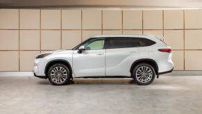 2023 Toyota Highlander in white