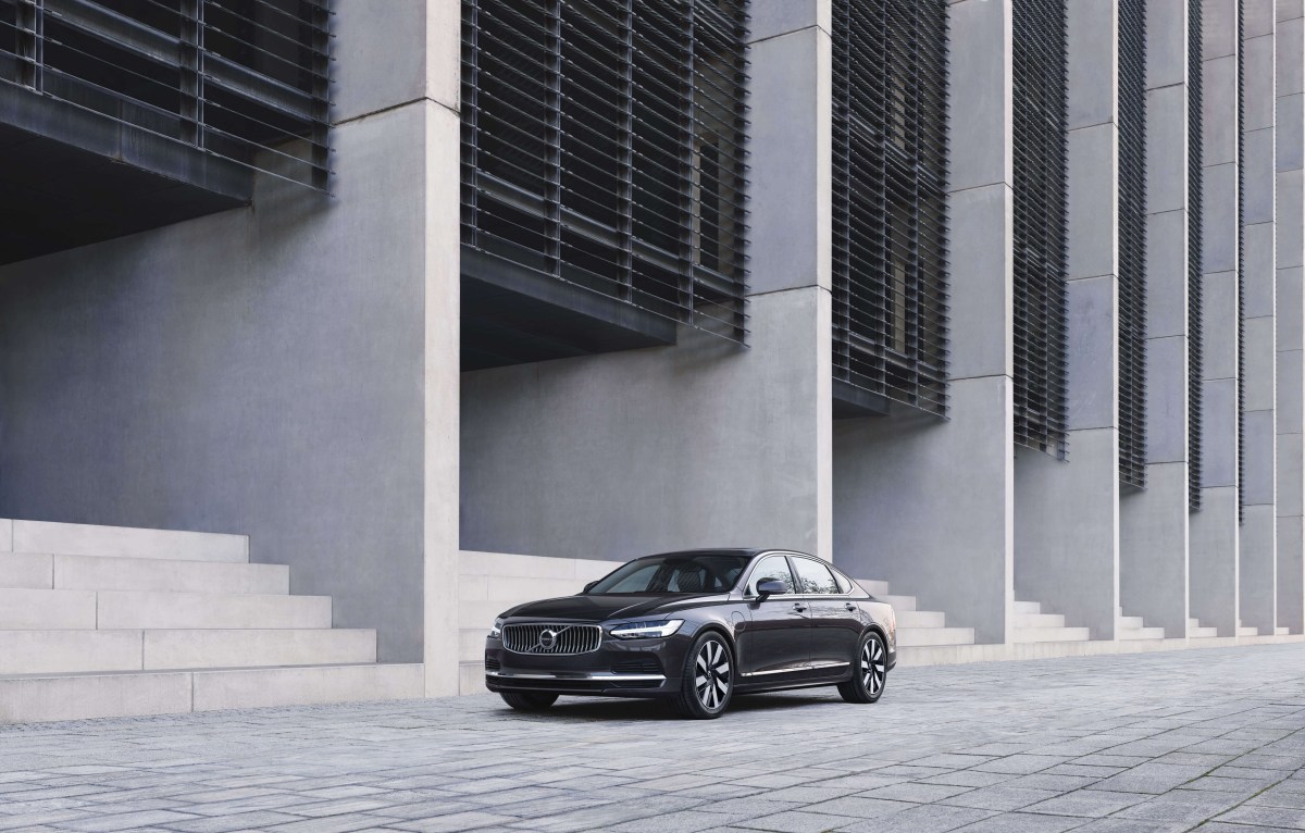 The 2023 Volvo S90 is a comfortable and safe luxury car for family travels