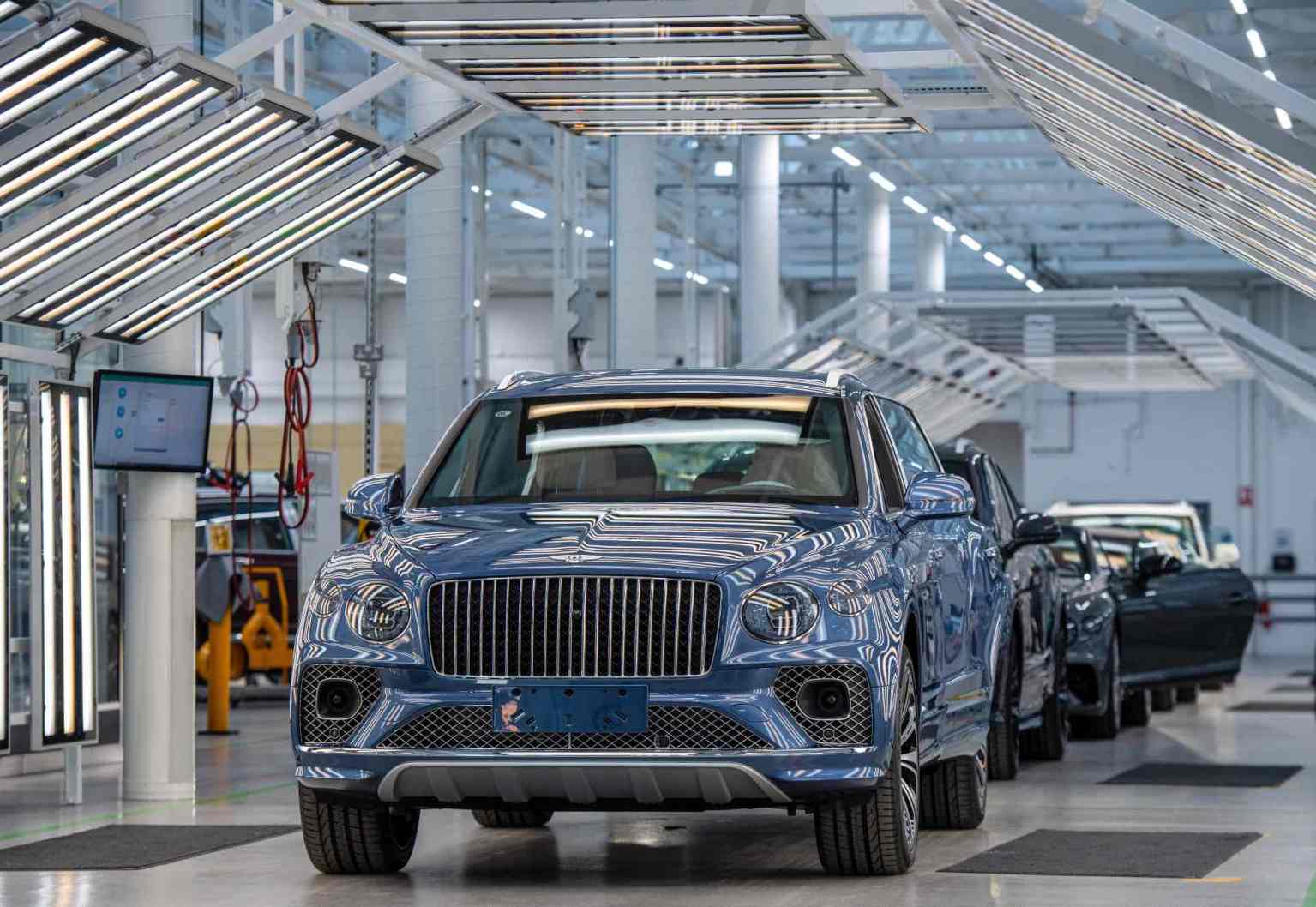 Battle of Luxury SUVs 2023 Bentley Bentayga vs. Lambo Urus