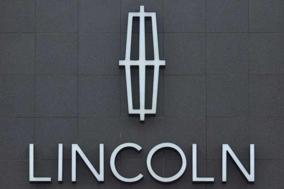 A Lincoln logo, which is the maker of the best Lincoln SUV.