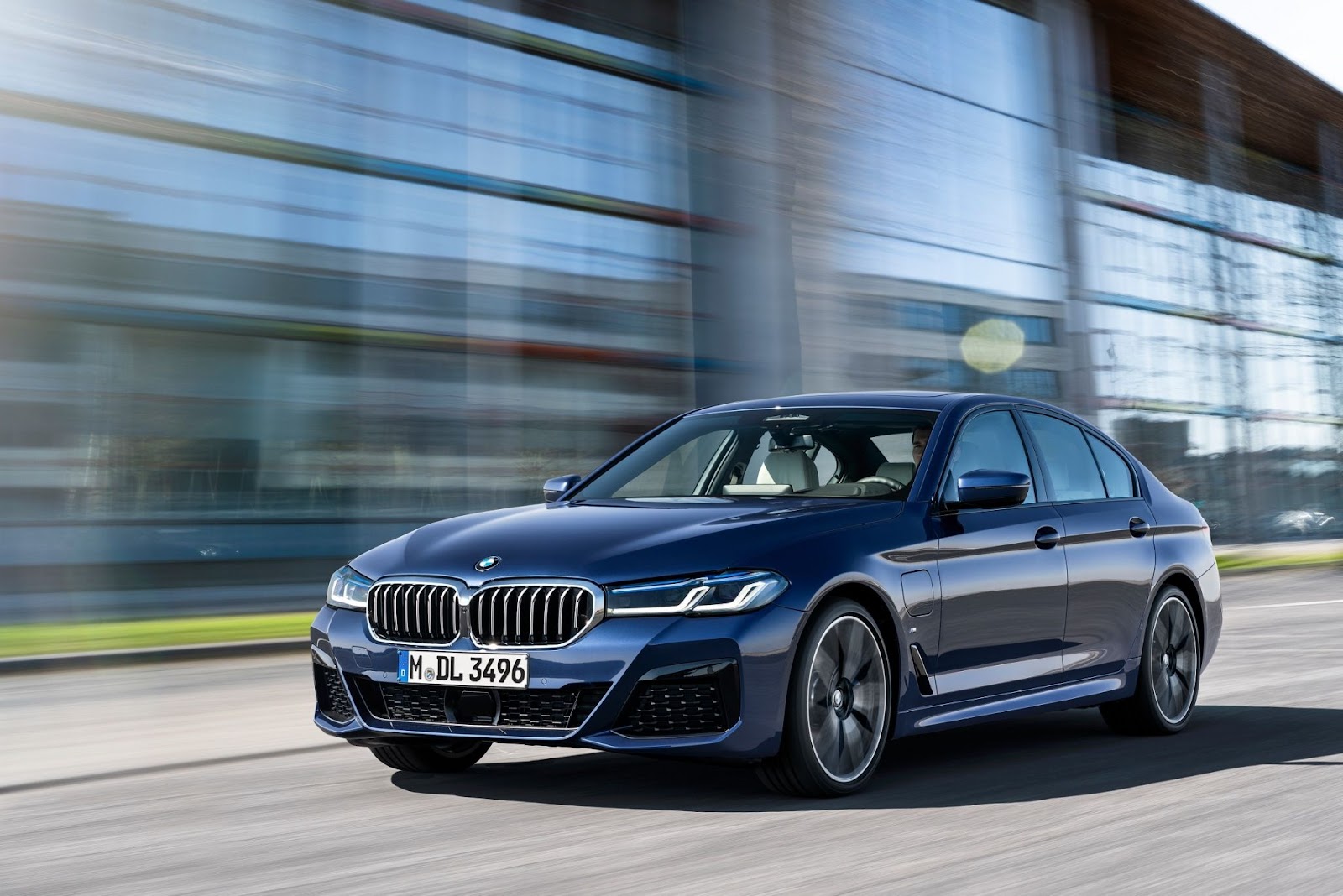 The BMW 5 Series, which boasts 2 advantages over the Mercedes-Benz E-Class