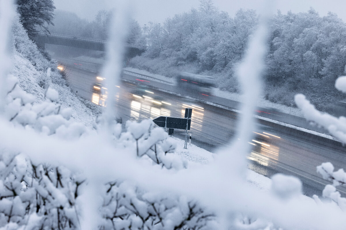 A snowstorm hits a highway, can an electric truck handle winter weather?