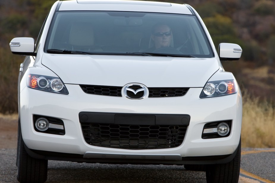 2009 Mazda CX-7 in white from the front 