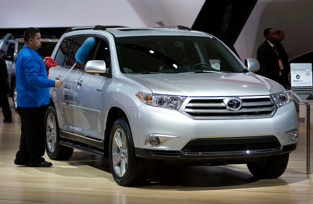 A 2013 Toyota Highlander getting cleaned at an auto show.