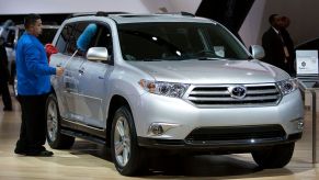 A 2013 Toyota Highlander getting cleaned at an auto show.