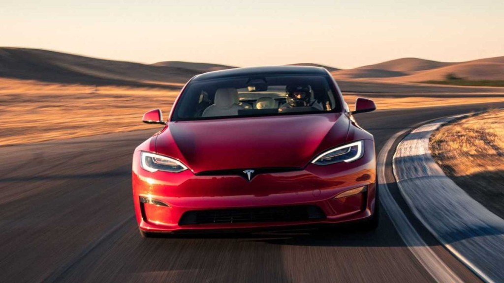 Combien de temps dure réellement une batterie de voiture électrique? 4 Tesla Model S rouge 2021 à carreaux sur une piste d’essai - Le remplacement de cette batterie de voiture électrique pourrait coûter cher