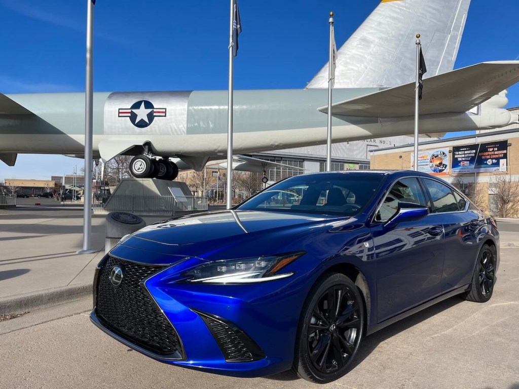 2023 Lexus ES 350 F Sport front corner