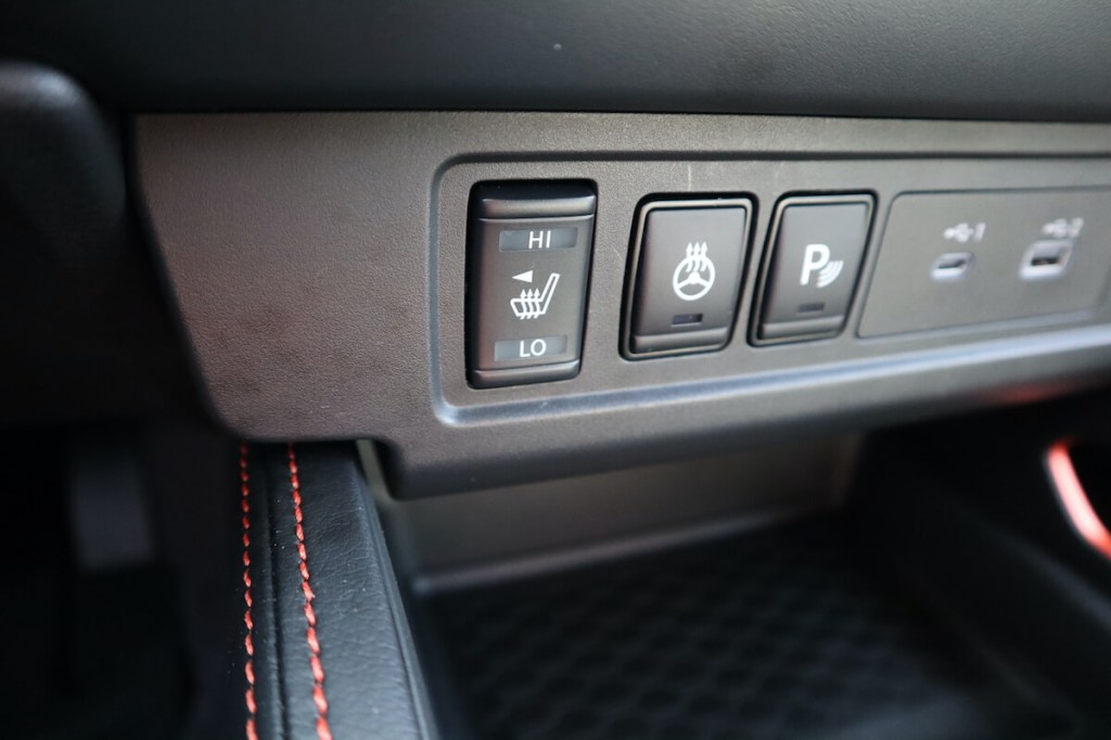 2023 Nissan Frontier heated seats and steering buttons