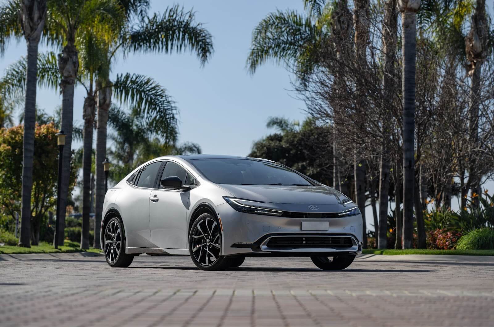 Front picture of a silver Toyota Prius Prime