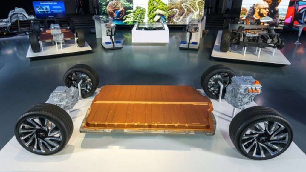 Combien de temps dure réellement une batterie de voiture électrique? 3 GM Ultium Platform on Display - quelle est la durée de vie de cette batterie de voiture électrique