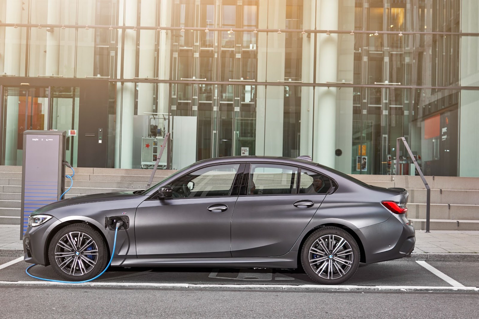 Compare Plug-in Hybrid Versatility and EV Performance with the BMW 330e ...