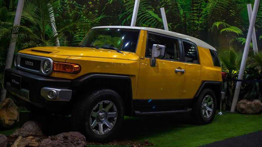 The Toyota FJ Cruiser models are built for the outdoors, and this yellow model puts that on display while at the International Motor Show Bogota 2018