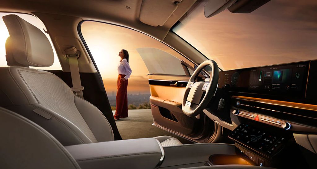 The interior of the Hyundai Azera with a model standing outside