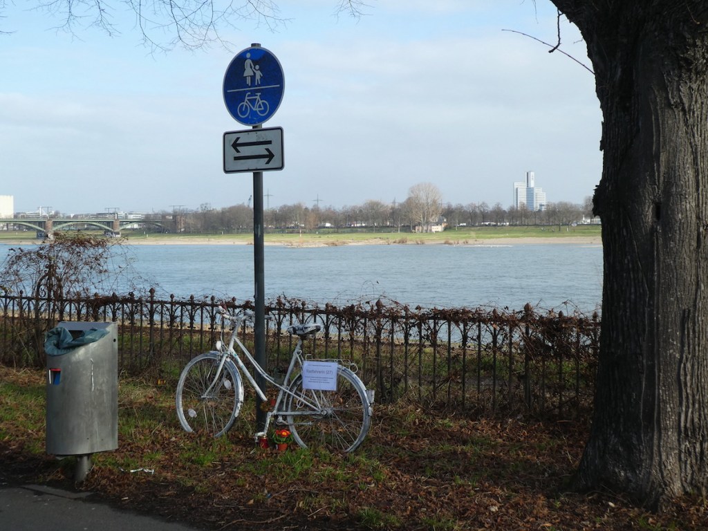 The White Bicycle on the Side of the Road Has a More Touching Meaning