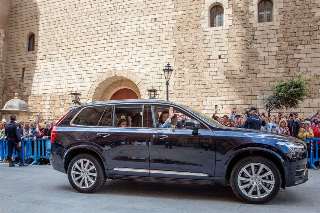 Volvo XC-90 uses regular unleaded gas and does not require premium gas. Unlike most luxury SUVs