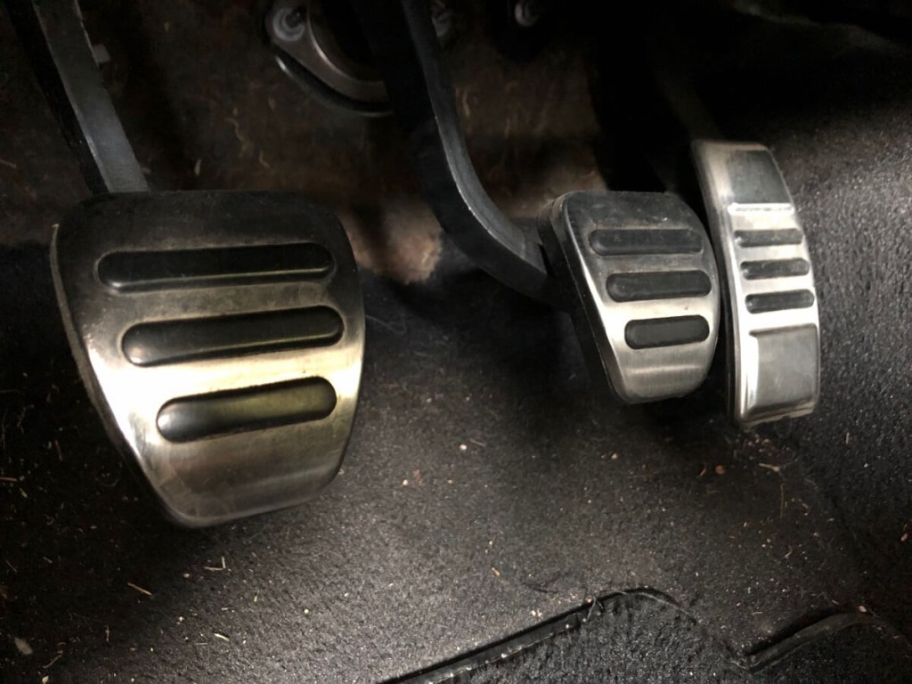 A Ford Mustang Bullitt with a manual transmission shows off its three-pedal car setup.