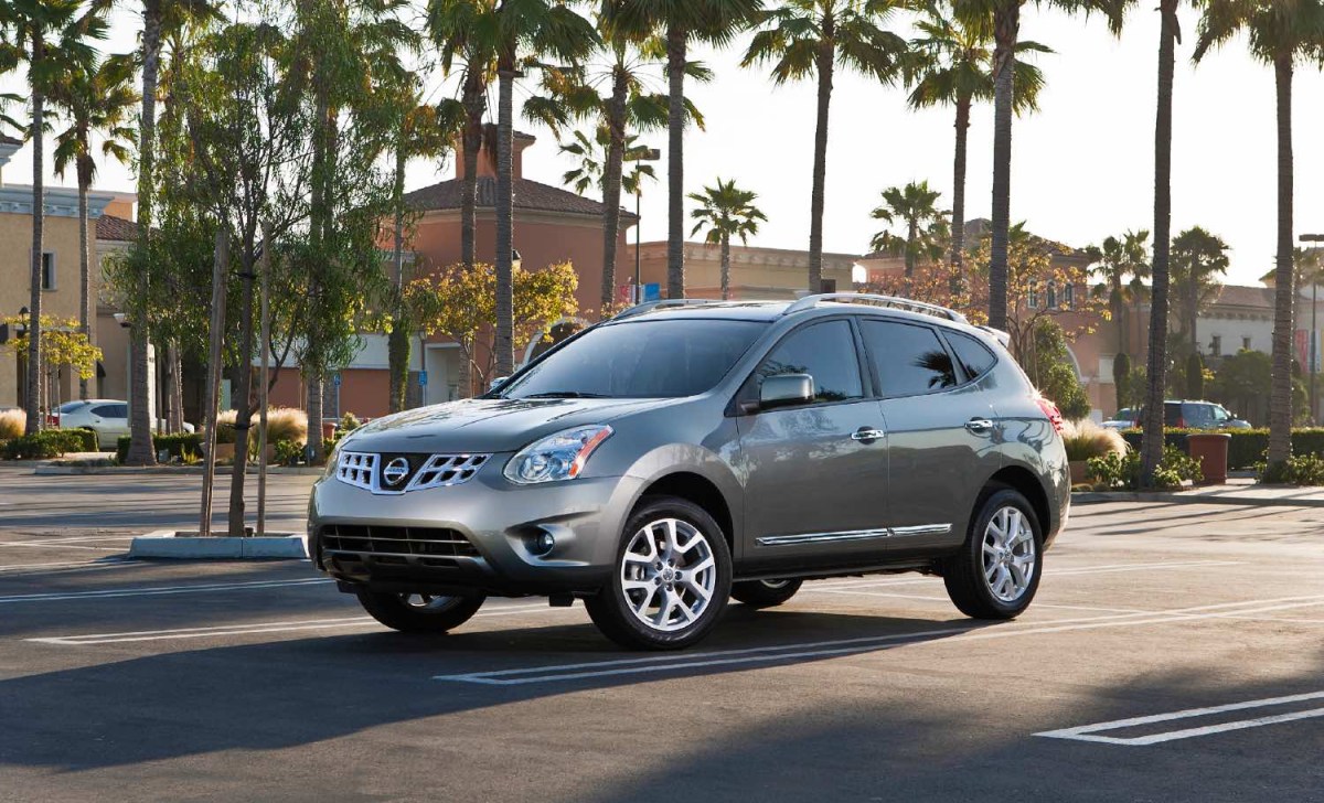 2012 Nissan Rogue from the front. This SUV has transmission problems