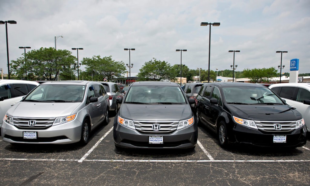 A Honda dealership with multiple 2013 Honda Odyssey outside