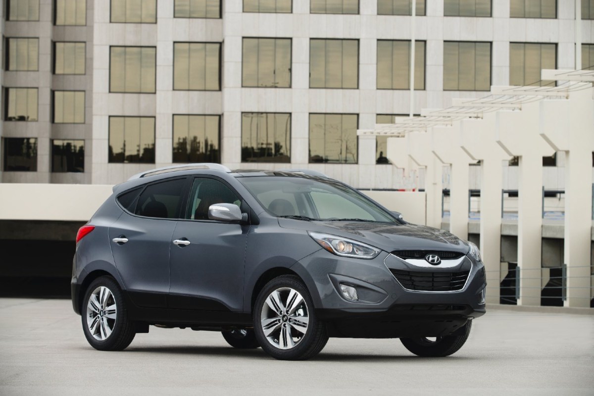 2015 Hyundai Tucson – a contender for the worst used Hyundai SUV – from the front in gray.