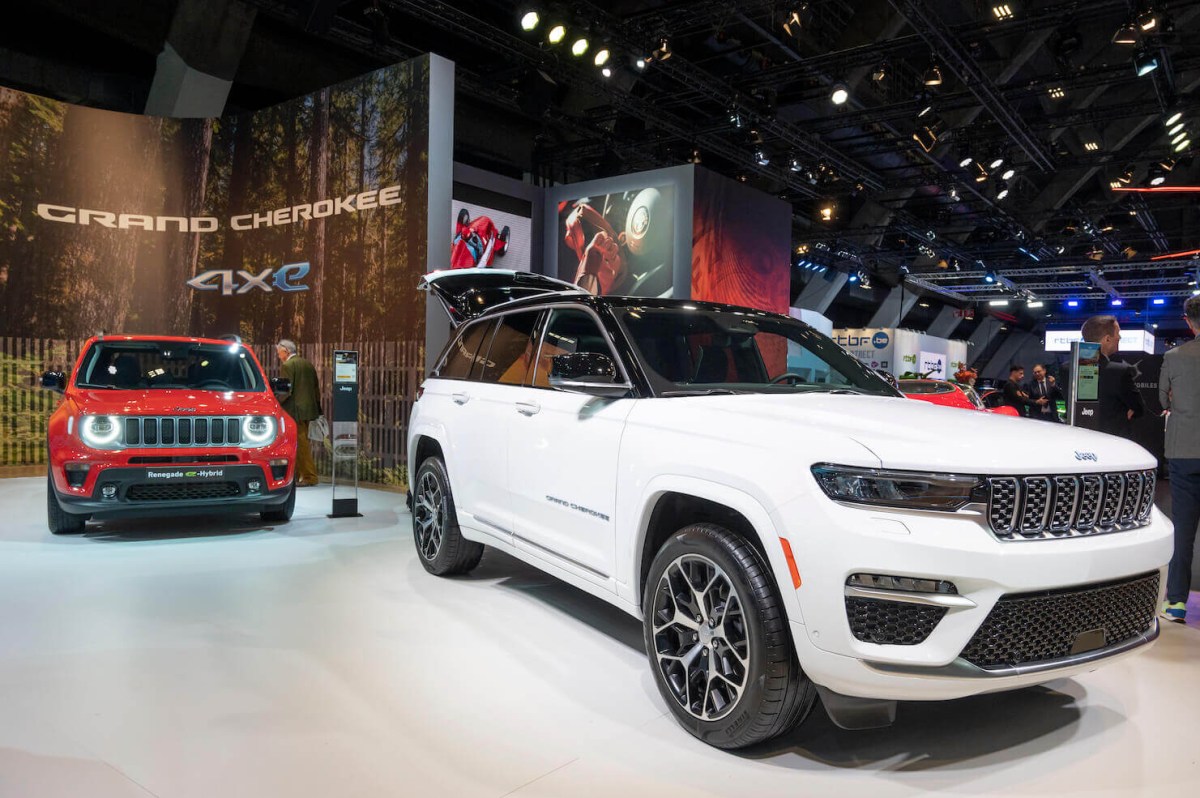 White Jeep Cherokee 4Xe and Jeep Renegade 4Xe SUV cars at Brussels Expo 