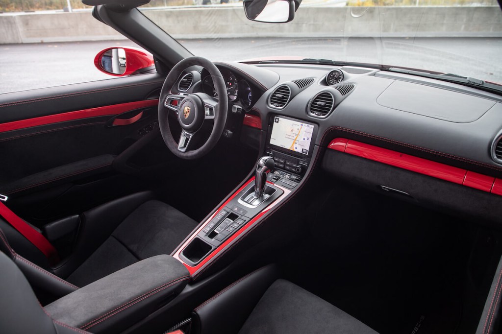 Toma interior del Porsche Boxster 2023 desde el lado del pasajero del automóvil