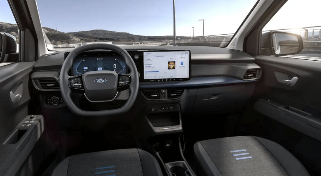 2024 Ford E-Tourneo Courier small van/SUV black interior dash