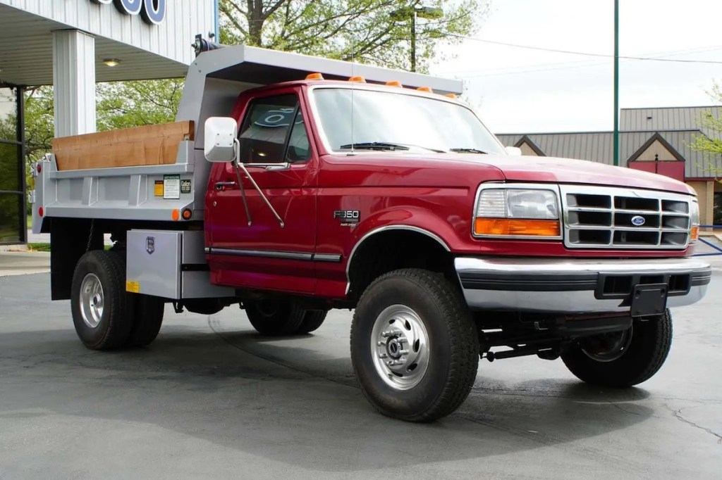 1997 Ford F-350 dump truck in pristene condition. 