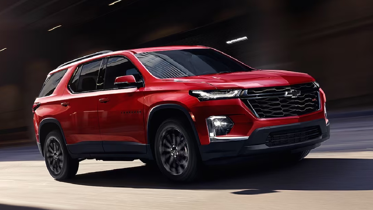 Front angle view of affordable 2023 Chevy Traverse, most comfortable midsize SUV