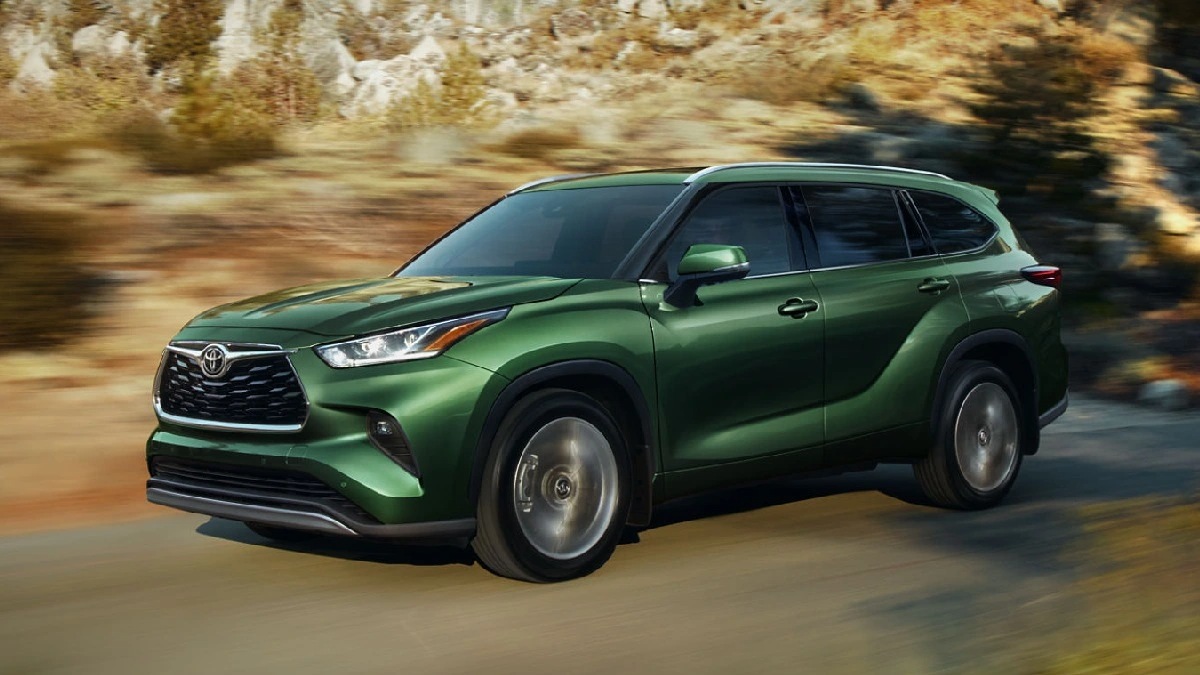 Front angle view of green 2023 Toyota Highlander midsize SUV which loses reliability tests vs Honda Pilot
