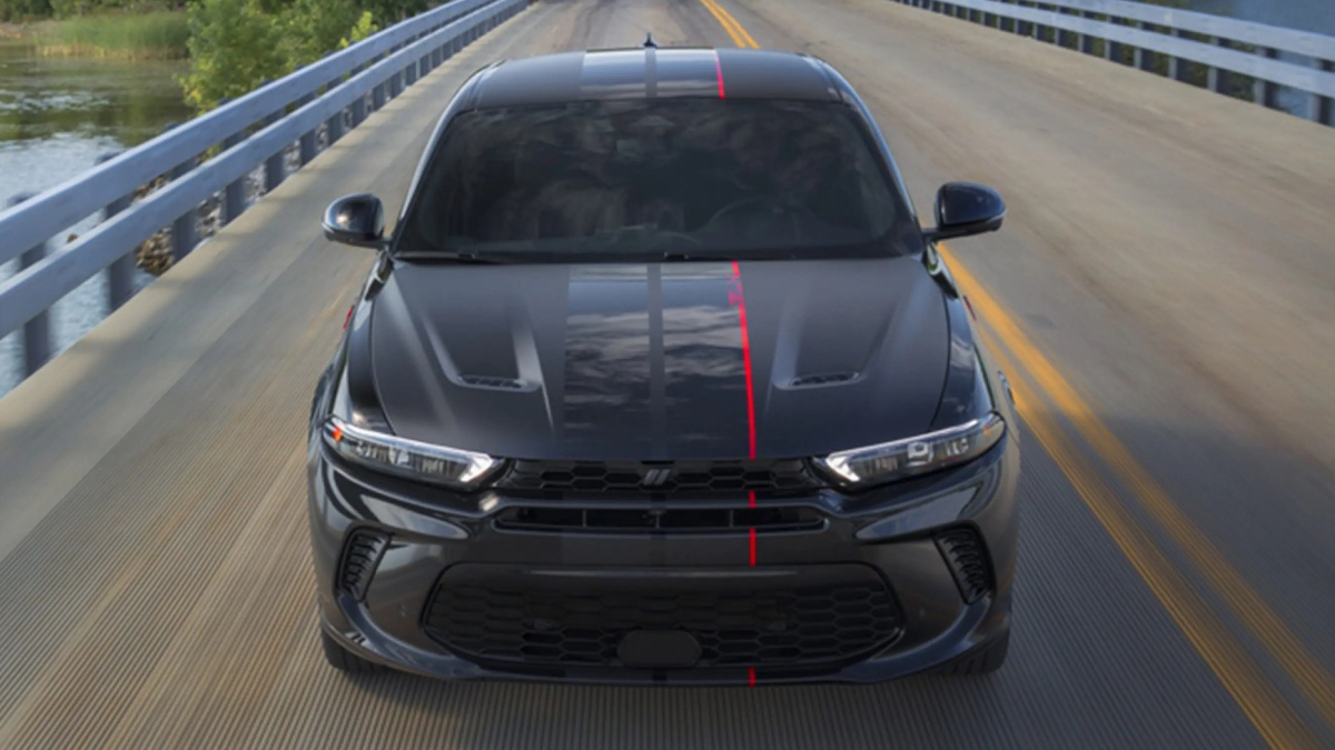 Front view of affordable 2023 Dodge Hornet, fastest and most powerful SUV that costs under $30,000