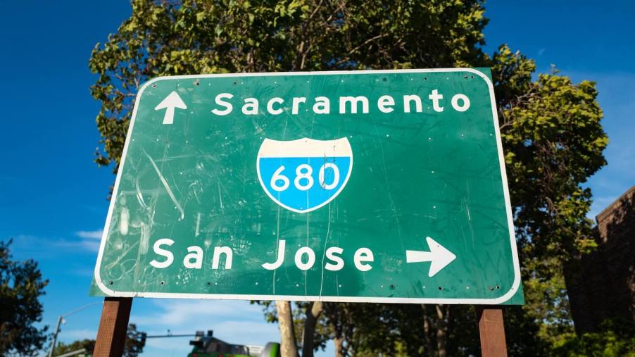 A signe for Interstate I-680 at the entrance for the highway between Sacramento and San Jose.