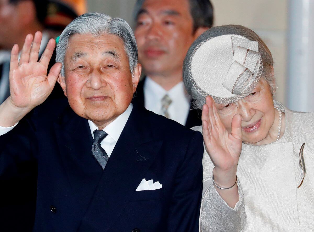 Japanese Emperor Akihito (L) and Empress Michiko (R) arriving at Ujiyamada Station to visit Jingu shrine