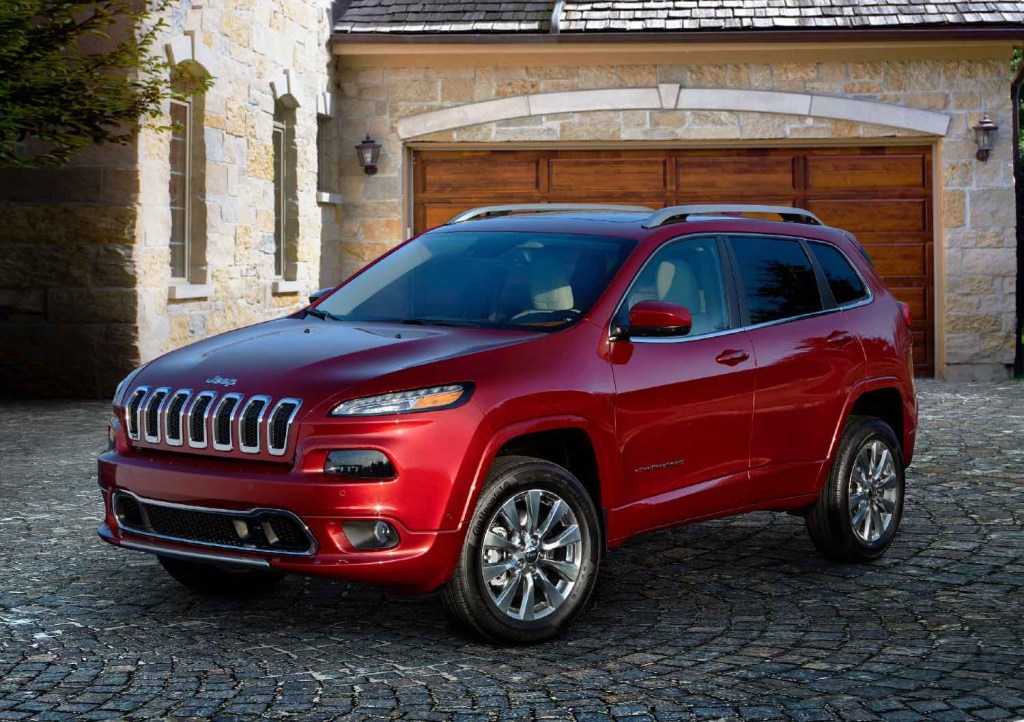 2016 Jeep Cherokee in red from the front 