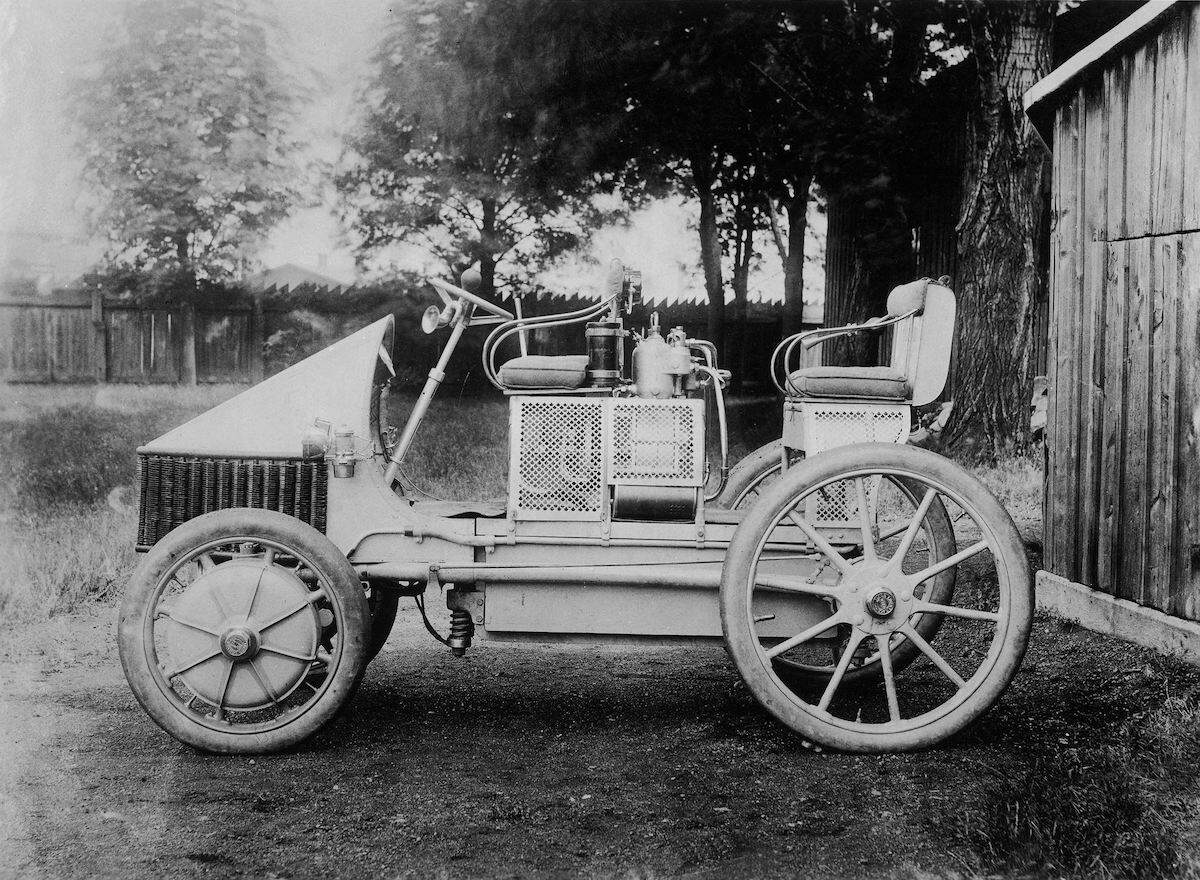 A black-and-white photos of a Lohner-Porsche Semper Vivus, the first hybrid car, in 1900
