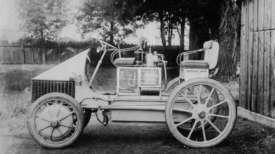 A black-and-white photos of a Lohner-Porsche Semper Vivus, the first hybrid car, in 1900