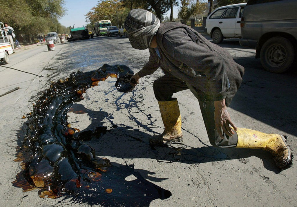 Spreading tar on roads 