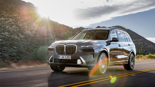 Both the 2023 BMW X7 and i7 Impressed Critics This Year