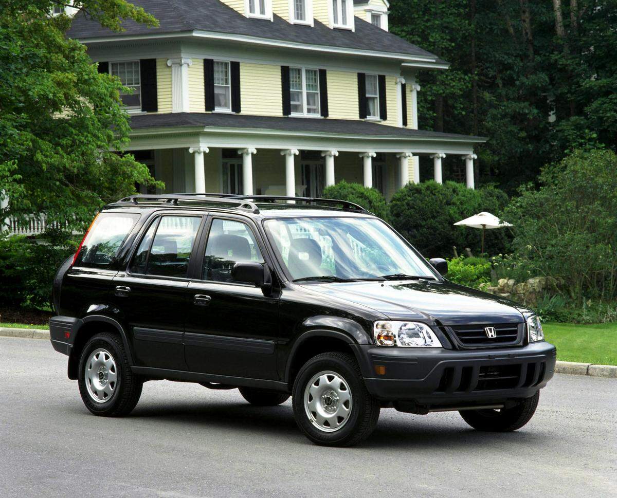 A black 2001 Honda CR-V parked outside a colonial-style house