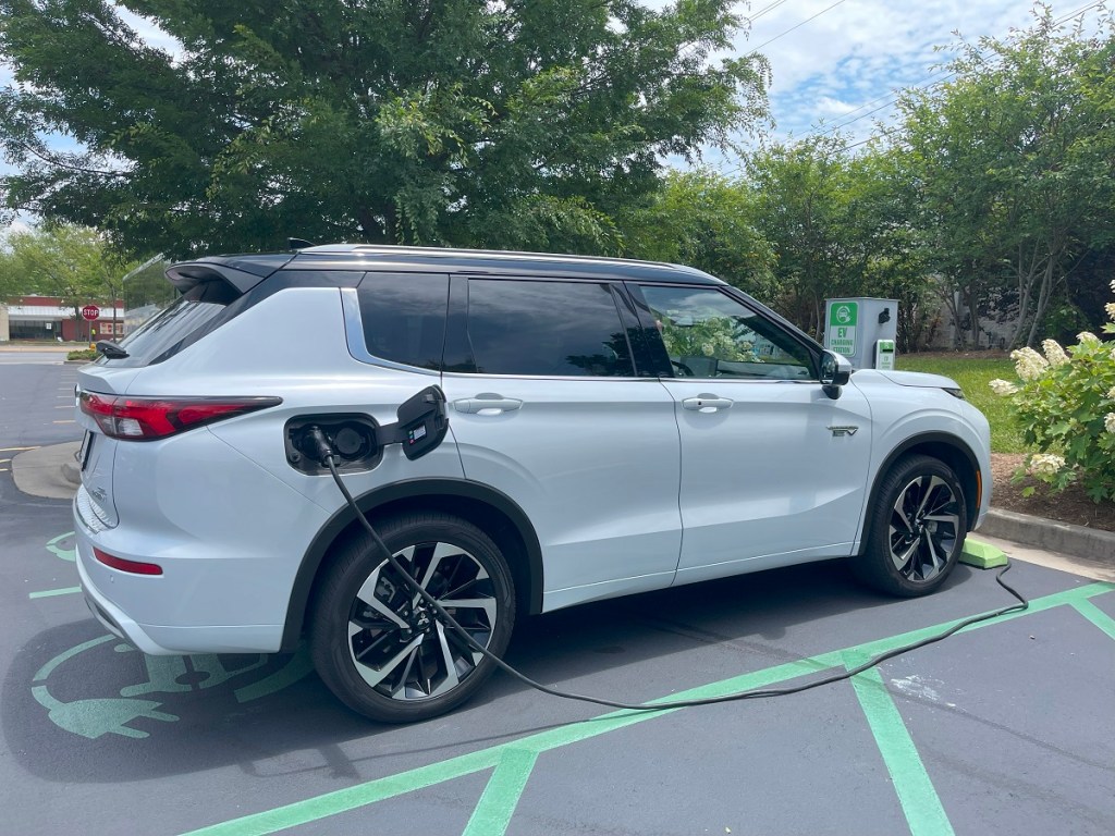 The2023 Mitsubishi Outlander PHEV charging