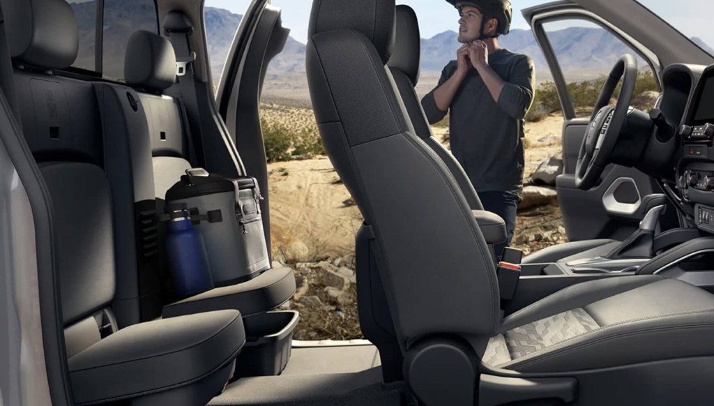 A side view of the 2023 Nissan Frontier King Cab interior